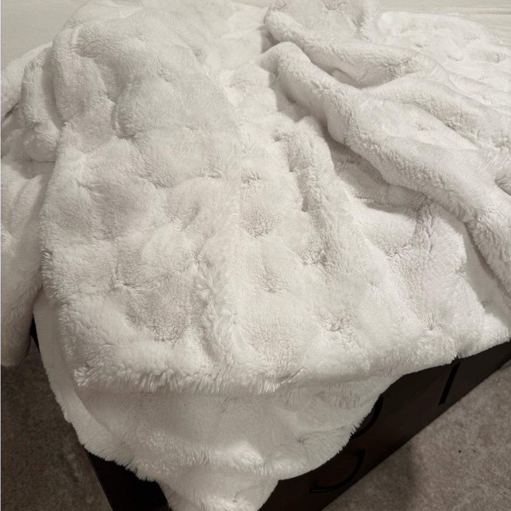Nicole Miller White Faux Fur Luxury Throw - Non-Smoking Home